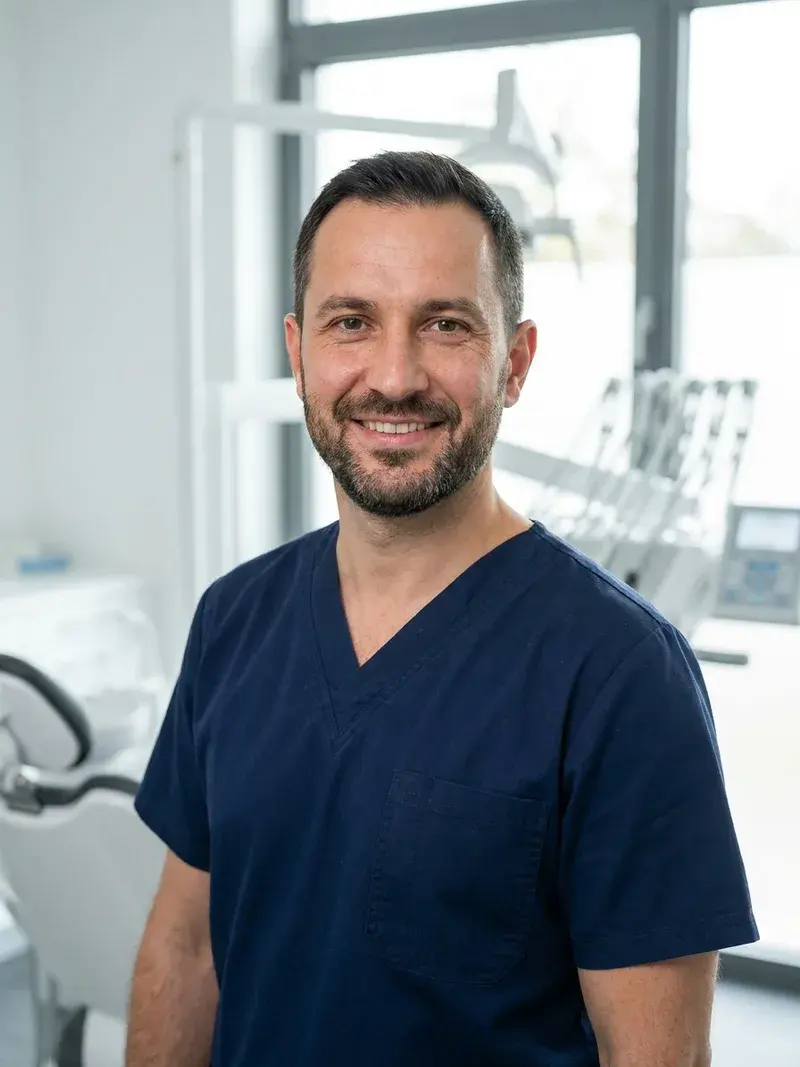 Dr. Marco De L.